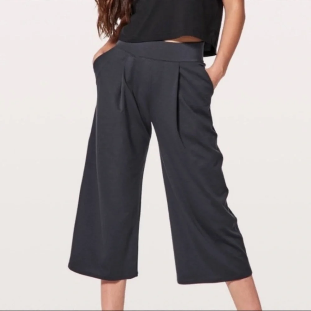EUC - Lululemon - Can you feel the pleat pants - size 4 - dark charcoal color